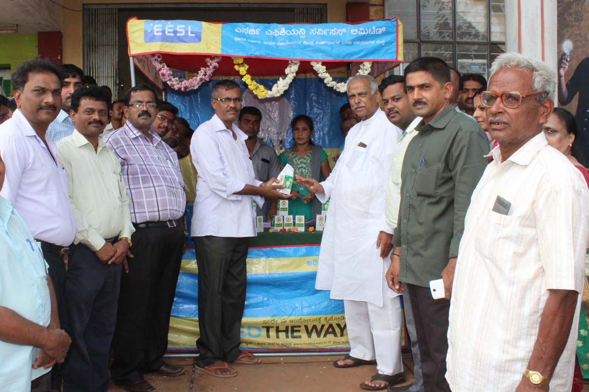 ಸಿಎಫ್‌ಎಲ್ ಬಲ್್ಬ  ಗಳ ವಿತರಣೆಗೆ ಕಾಗೋಡು ಚಾಲನೆ